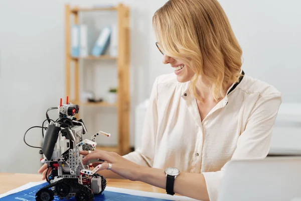 Intresserad av uppfinnare arbetar med elektroniska robot i studion — Stockfoto