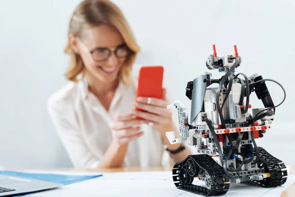 Електронний інноваційний робот, що стоїть в офісі — стокове фото