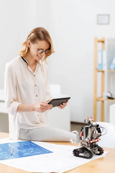 Especialista em tecnologia feliz trabalhando com robô no laboratório — Fotografia de Stock