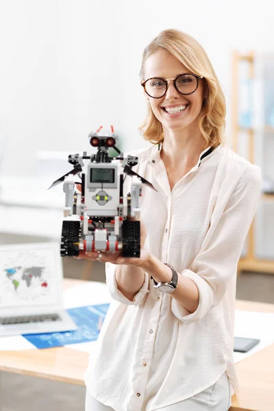 Erfolgreicher Ingenieur demonstriert futuristischen Roboter im Labor — Stockfoto