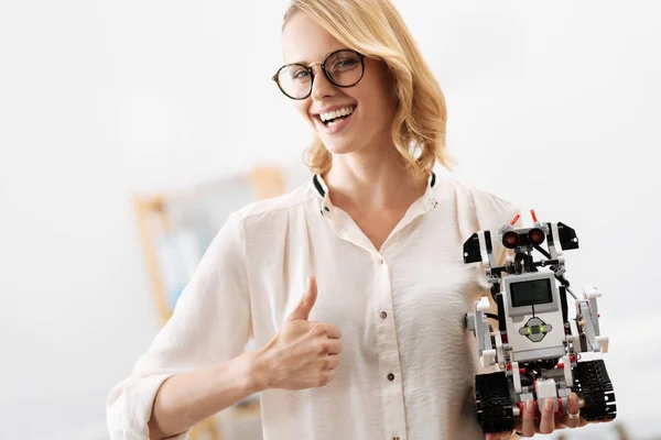 Lebendige Frau demonstriert digitalen kleinen Roboter im Haus — Stockfoto