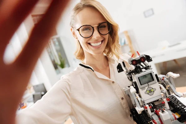 Młody inżynier biorąc selfie z robotyki urządzenia w pomieszczeniu — Zdjęcie stockowe