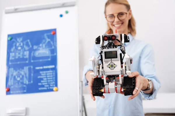 新しい自己の自動ロボットの屋内を示す友好的な科学者 — ストック写真
