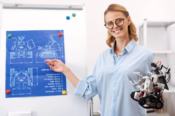 Angenehmer Wissenschaftler, der im Labor am Tech-Projekt arbeitet — Stockfoto