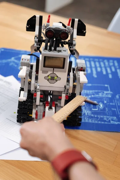 Skicklig robot att hjälpa uppfinnare inomhus — Stockfoto