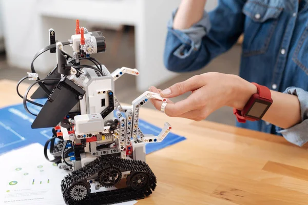 Amistoso pequeño robot haciendo amigos con humanos en el interior —  Fotos de Stock