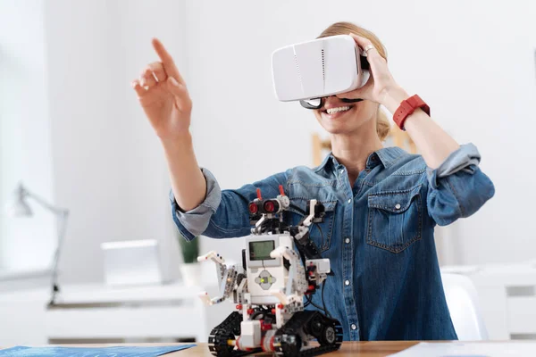 Mujer positiva disfrutando del experimento científico en interiores —  Fotos de Stock