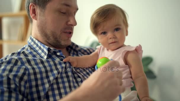 Позитивный любящий мужчина держит свою маленькую дочь — стоковое видео