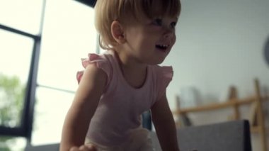 Neşeli bebek evde oynarken sahip