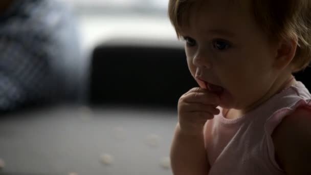 Aranyos kis kisgyermek játszik otthon — Stock videók