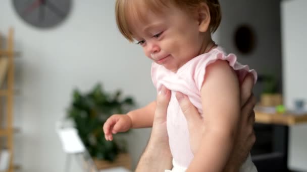 Aranyos kisgyermek, kezében egy gondoskodó apa sír — Stock videók
