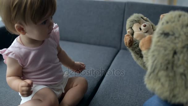 Söt dotter gråter efter att titta på hennes leksaker — Stockvideo
