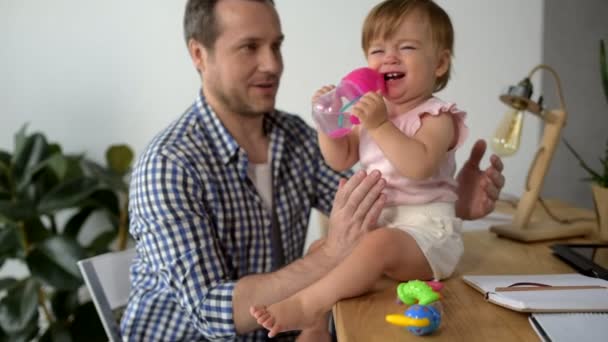 Cuidar al padre autónomo cuidando de su hija — Vídeo de stock