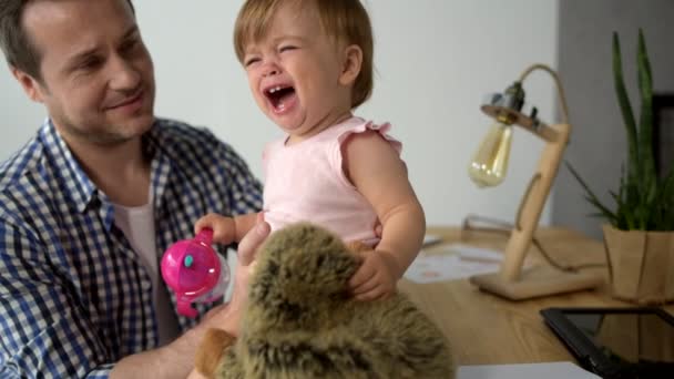 Söta barn gråter på bordet — Stockvideo