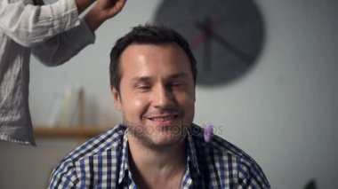 Sevimli küçük kızını olumlu babası için bir saç modeli yapma