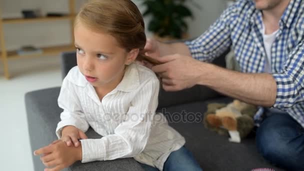 Agradável pai trançando o cabelo de sua bela filha — Vídeo de Stock