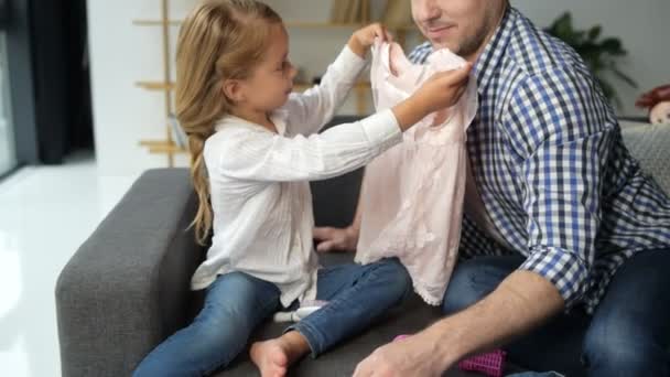 Nettes kleines Mädchen spielt mit ihrem fürsorglichen Vater — Stockvideo