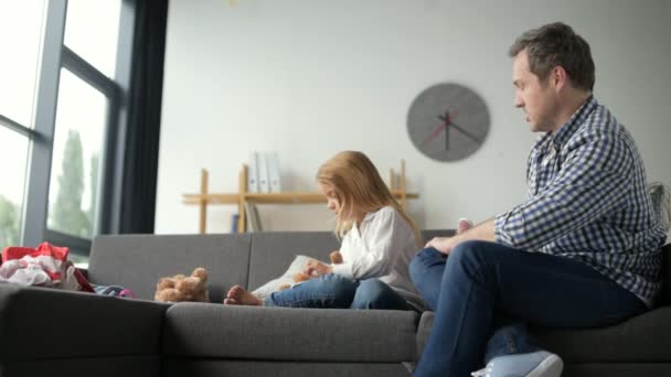 Menina alegre curtindo o tempo com seu pai em casa — Vídeo de Stock
