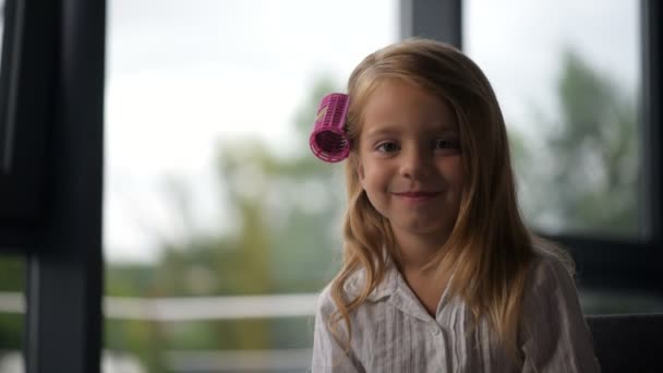 Joyful sorrindo menina pré-escolar sentada no sofá — Vídeo de Stock