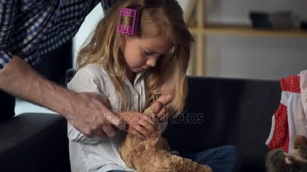 Trevlig far kittlande hans Söt dotter — Stockvideo