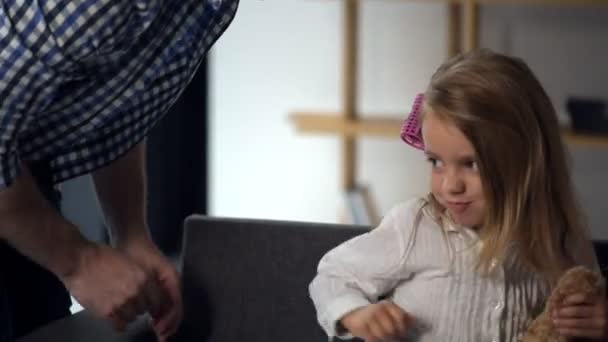 Pai carinhoso cócegas sua filha bonito pré-escolar — Vídeo de Stock
