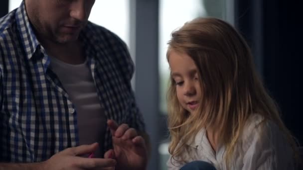 Omtänksam pappa att göra en frisyr för hans vackra dotter — Stockvideo
