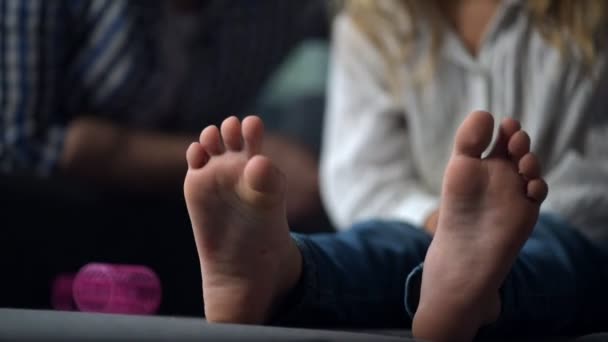 Zblízka malé dívky nohou položenou na pohovce — Stock video
