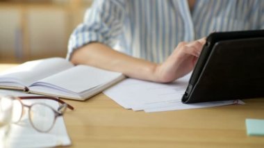 Kız öğrenci ev atama evde yapıyor yakın çekim