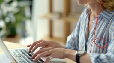 Çevrimiçi çalışmayı Kulaklığımda kadın freelancer yakın çekim