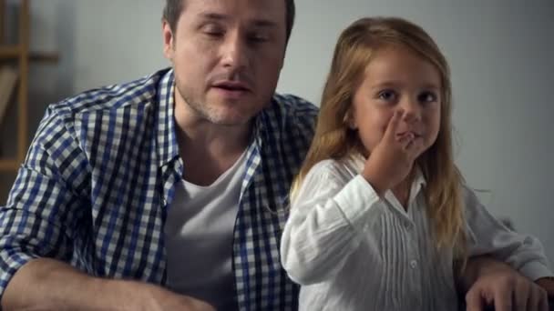 Pai alegre e sua filha assistindo TV juntos — Vídeo de Stock