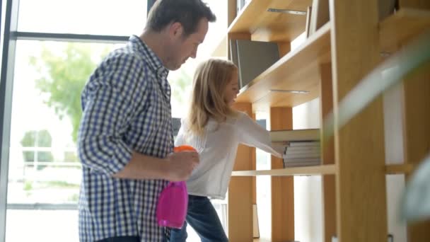 Schattig meisje en haar vader schoonmaak van het appartement — Stockvideo