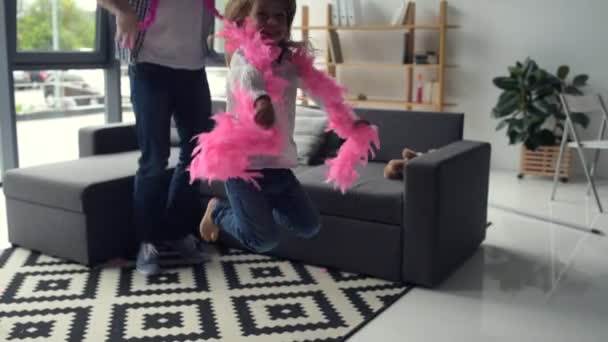 Menina alegre e seu pai pulando em casa — Vídeo de Stock
