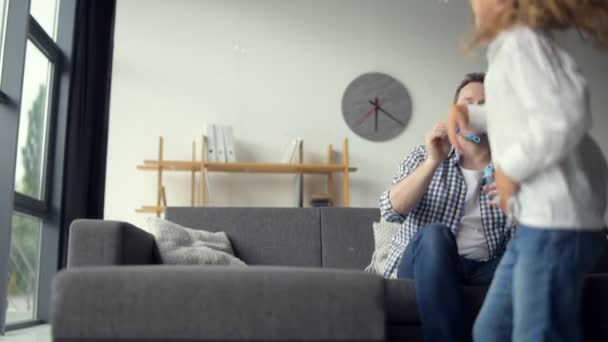 Веселий батько дме мильні бульбашки — стокове відео