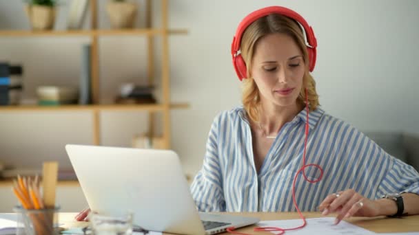 Beaming jovem senhora estudando online — Vídeo de Stock