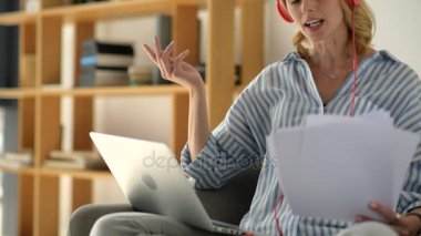 Yakın ortak ile görüntülü görüşme sahip genç kendi hesabina kadın