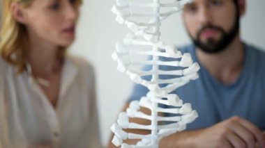 Bin yıllık bilim adamları tarafından gözlenen Dna modelinin yakın çekim