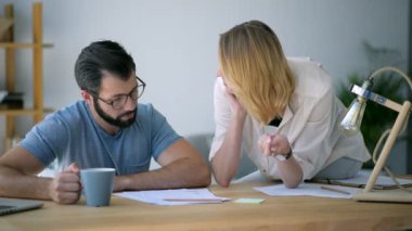 Freelancer rahat ciddi proje üzerinde birlikte çalışma