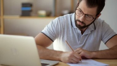 Çevrimiçi eğitim evden bardaklarda ciddi öğrenci