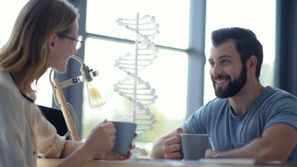 Cientistas milenares bebendo café durante a pausa para almoço — Vídeo de Stock