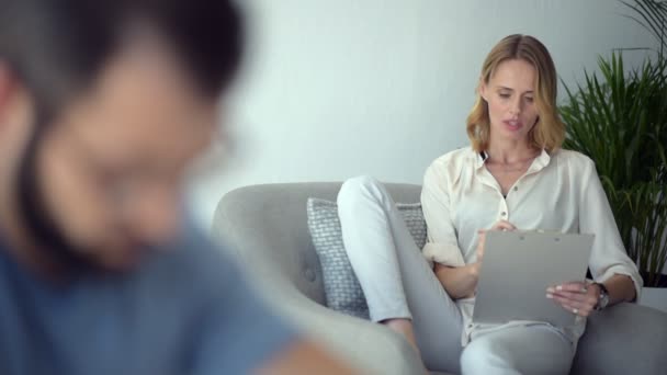 Ijverig vrouwelijke student huiswerk thuis — Stockvideo