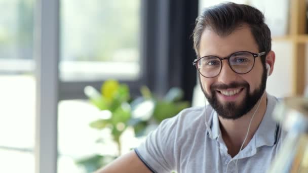 Cheerful freelancer in glasses smiling for camera — Stock Video
