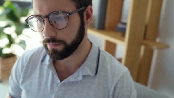 Серьезный бородатый парень просматривает кучу документов — стоковое видео