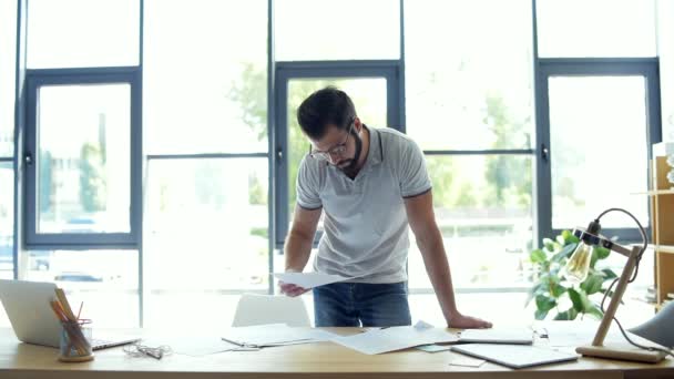 Freelancer masculino promissor olhando para documentos de negócios — Vídeo de Stock