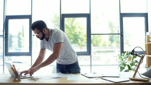 Millennial estudiante en línea que estudia desde casa — Vídeos de Stock