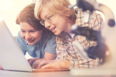 Olumlu memnun gençler laptop ile çalışma