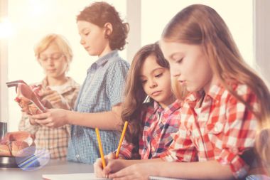 Memnun kızlar kalp modeli çizim