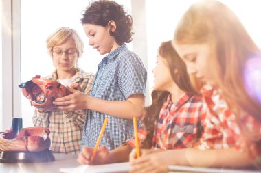 Özenli öğrencilerin laboratuar işlerini yapıyor