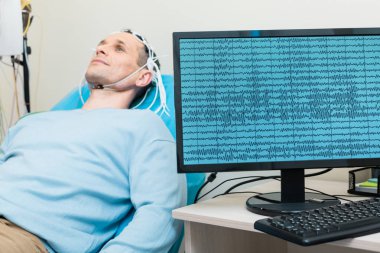 Beyin dalgaları gencin ekranda görüntülenmesini
