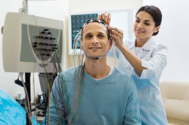 Kadın doktor elektrotlar hastalar baş kaldırma