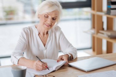 Pozitif yaşlı kadın not almak